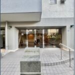 サムネイル:エントランス前